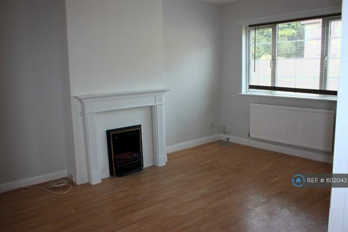 2 Bedroom Flat To Rent In Leeds, Leeds, LS17