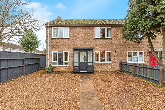 3 Bedroom Semi-Detached House For Sale In Gresley Court, Grantham, NG31