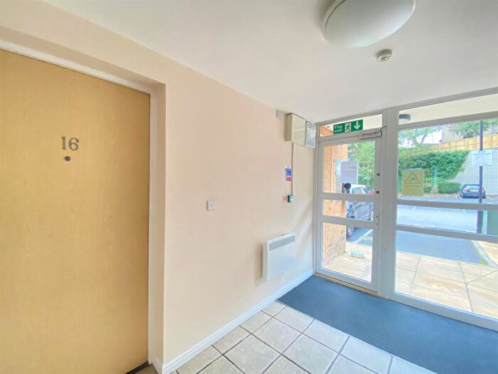 2 Bedroom Apartment To Rent In Halifax Road, Huddersfield, HD3