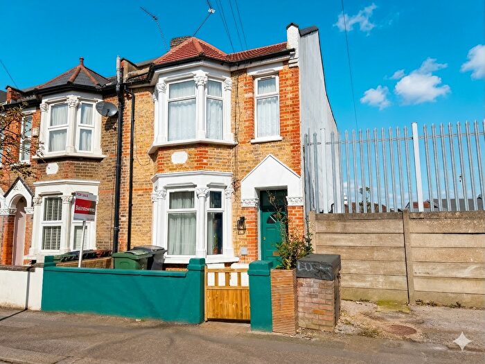 2 Bedroom Flat To Rent In Brookscroft Road, Walthamstow, E17