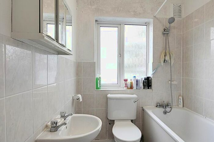 1 Bedroom Property For Sale In Regal Court, London, N18