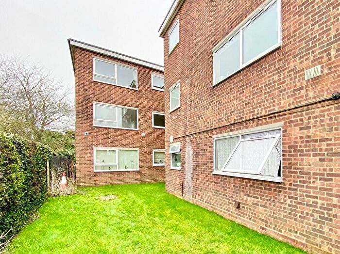 2 Bedroom Flat To Rent In Quaker Road, Ware, SG12