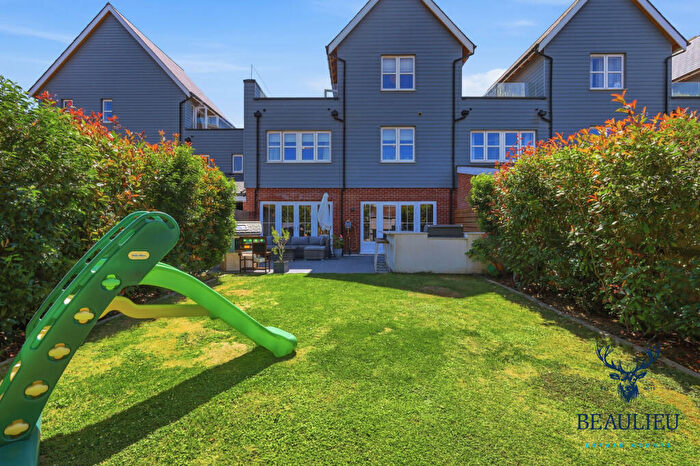 6 Bedroom Town House For Sale In Centenary Way, Chelmsford, CM1