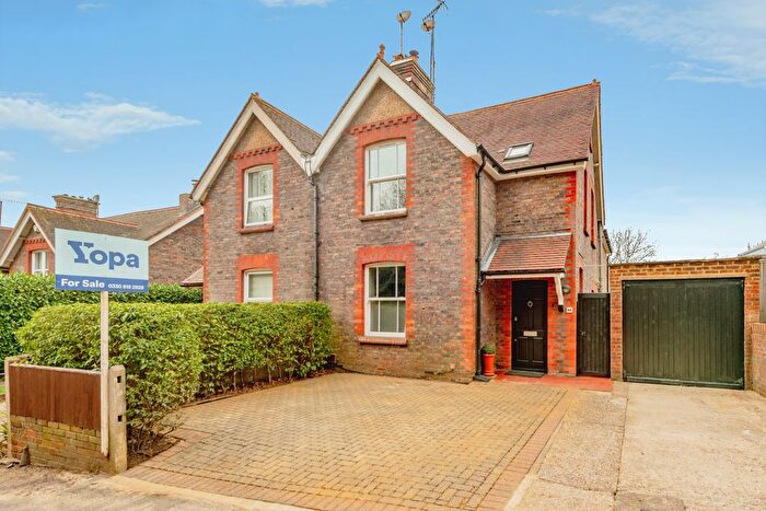 4 Bedroom Semi Detached House For Sale In West Hill, East Grinstead, RH19