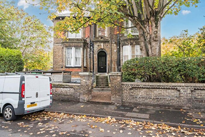 2 Bedroom Flat To Rent In Grove Crescent, Kingston Upon Thames, Surrey, KT1