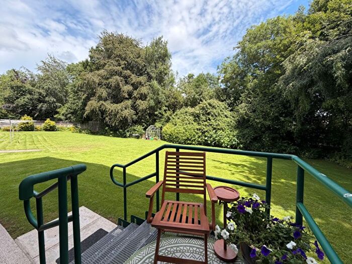2 Bedroom Flat For Sale In Lee Court, Cardiff, CF14