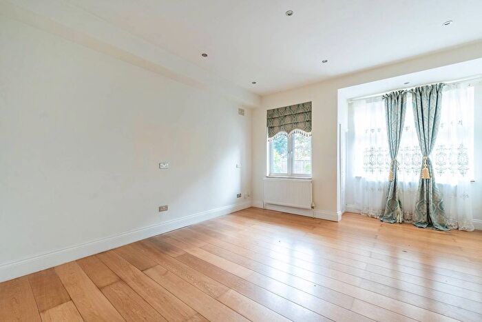 2 Bedroom Flat To Rent In North End Road, Golders Green, London, NW11
