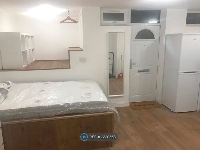 Studio To Rent In Green Lanes, London, N13