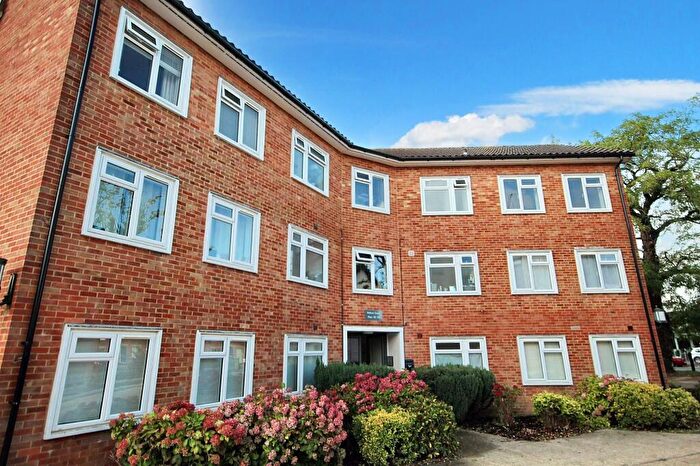 2 Bedroom Flat To Rent In Bishopric, Horsham, RH12