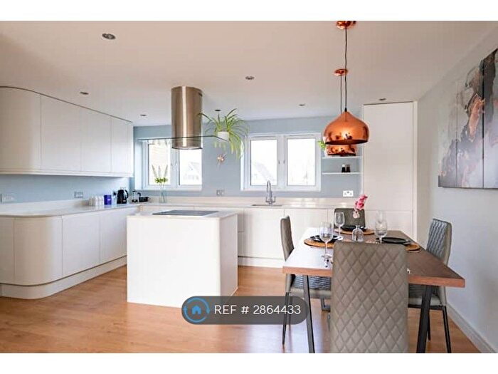 3 Bedroom Flat To Rent In Canary Wharf, London, E14