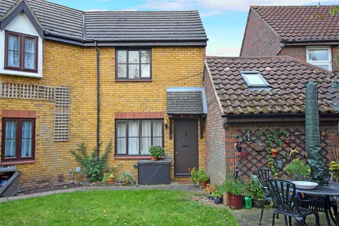 1 Bedroom End Of Terrace House To Rent In Hyacinth Close, Hampton, TW12