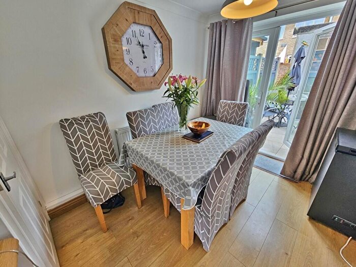 3 Bedroom End Of Terrace House For Sale In Farmlea Road, Watersedge Park, PO6