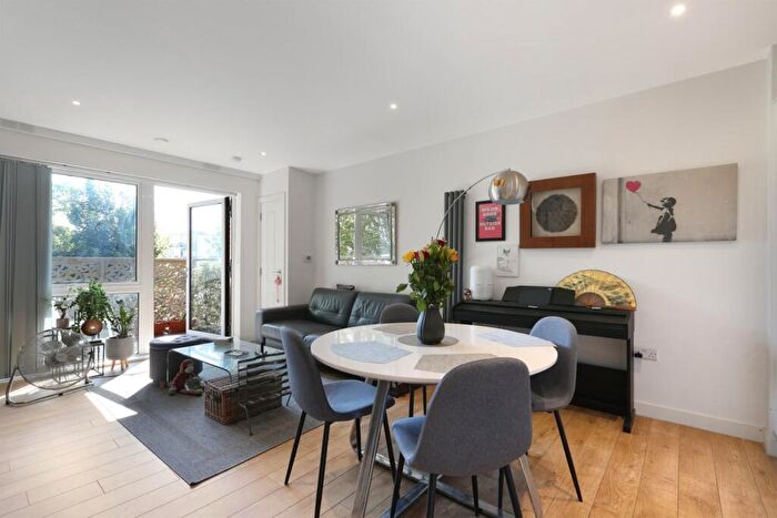 1 Bedroom Apartment For Sale In Lomond Grove, London, SE5