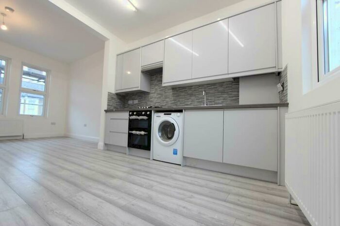 2 Bedroom Apartment To Rent In Barrett's Grove, London, N16