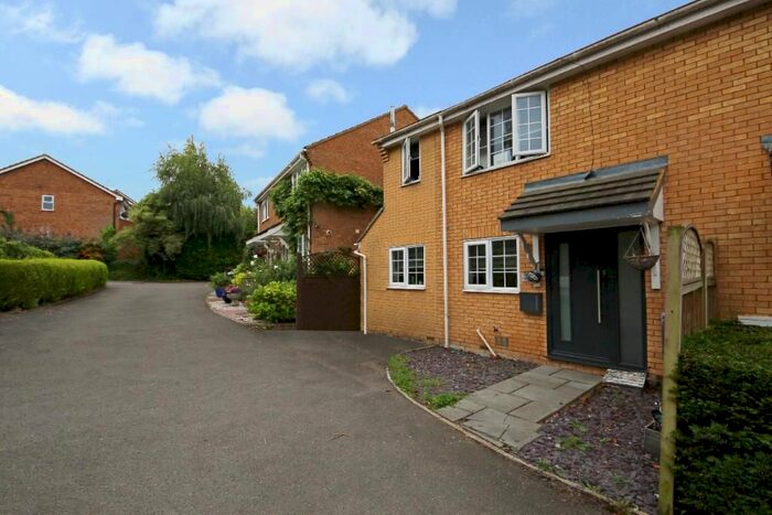 3 Bedroom Semi-Detached House To Rent In Wayside, Shenley, Radlett, WD7
