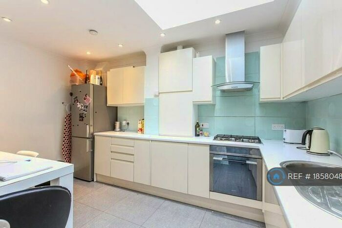 2 Bedroom Flat To Rent In Choumert Road, London, SE15