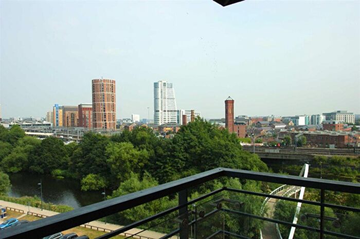 2 Bedroom Flat To Rent In Whitehall Waterfront, Riverside Way, Leeds, LS1