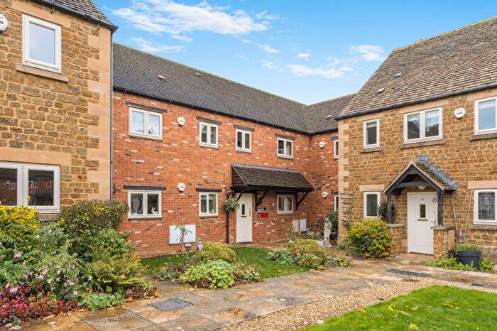 2 Bedroom Flat For Sale In Highlands, Lower Tadmarton, OX15