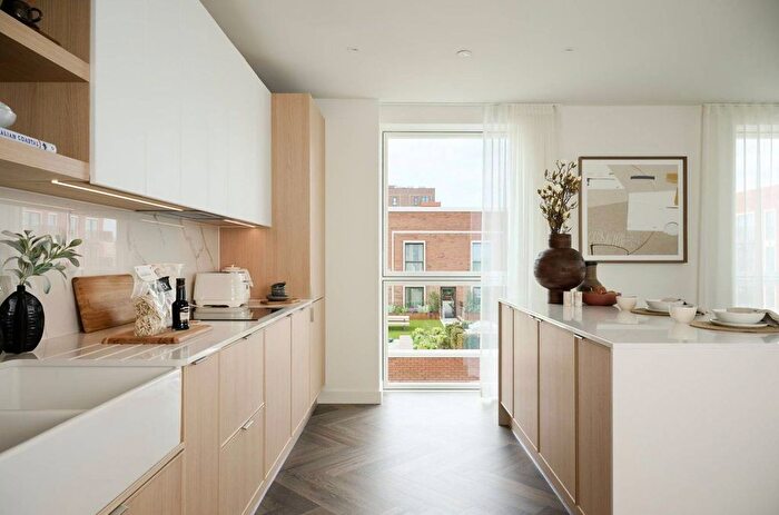 3 Bedroom Flat For Sale In Silkstream, Hendon, NW9