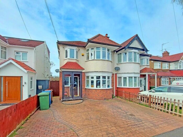 3 Bedroom Semi-Detached House To Rent In Rayners Lane, Harrow, HA2