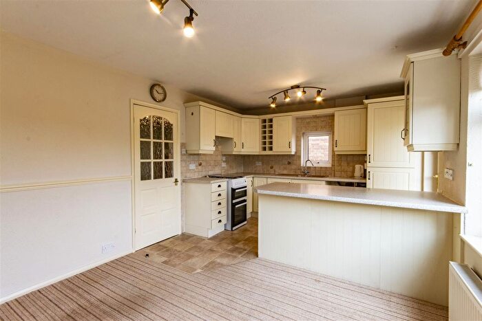 3 Bedroom Detached House For Sale In Lancaster Road, Chesterfield, S41