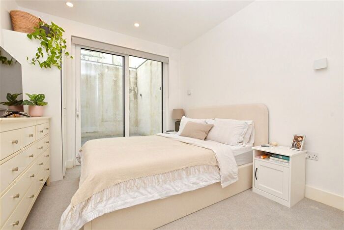 2 Bedroom Flat For Sale In Purley Rise, Purley, Surrey, CR8