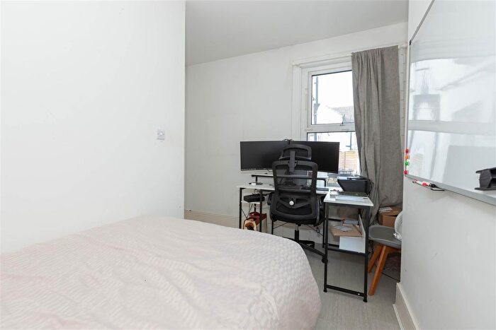 2 Bedroom Flat For Sale In Eastcourt Road, Broadwater, Worthing, BN14