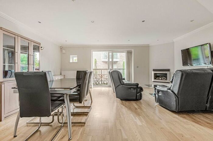 5 Bedroom Terraced House To Rent In Tallow Road, Brentford, TW8