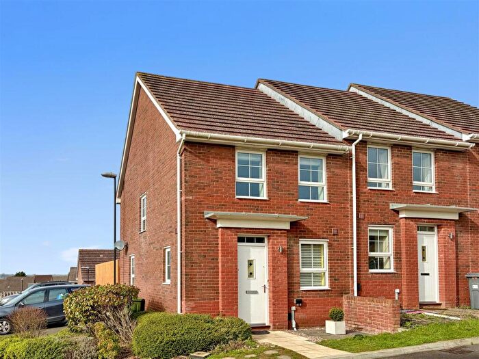 3 Bedroom End Of Terrace House For Sale In Saxon Close, Newport, PO30