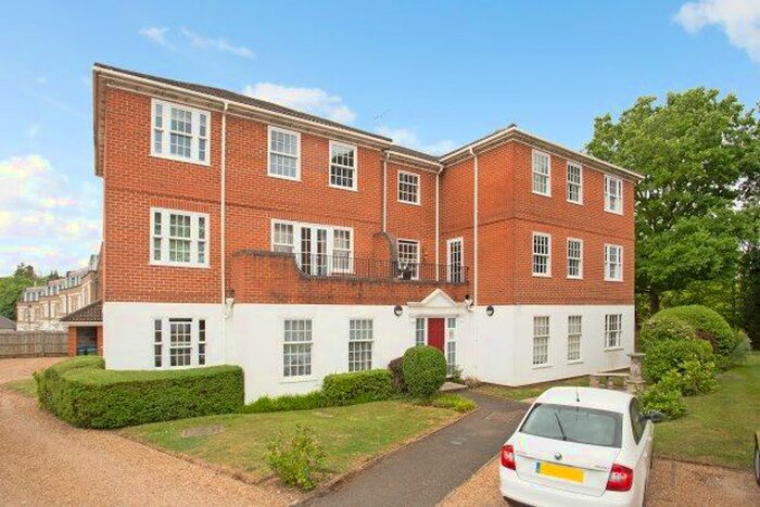 2 Bedroom Flat To Rent In Stoneleigh Park, Weybridge, KT13