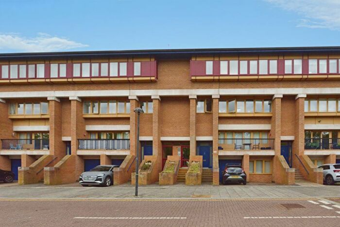 3 Bedroom Flat For Sale In North Row, Milton Keynes, MK9