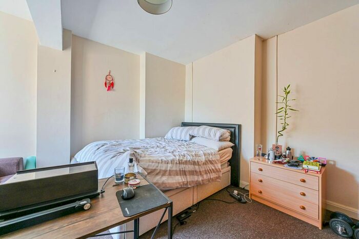 2 Bedroom Flat To Rent In Cannon Hill Lane, Morden, London, SW20