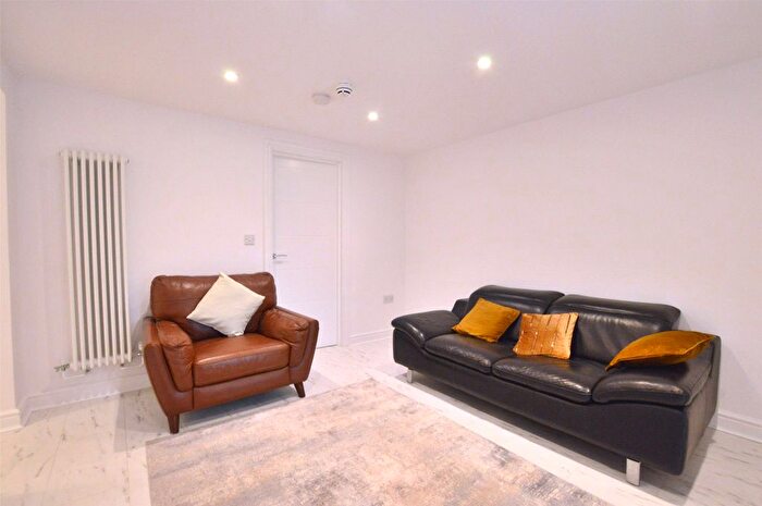 3 Bedroom Flat To Rent In Croydon Road, Reigate, RH2