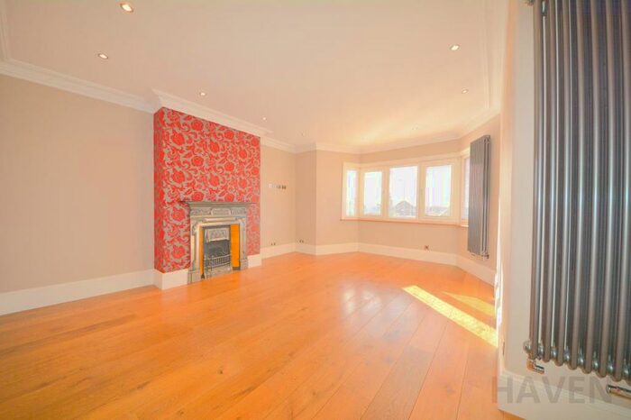 3 Bedroom Flat To Rent In Hale Lane, London, NW7