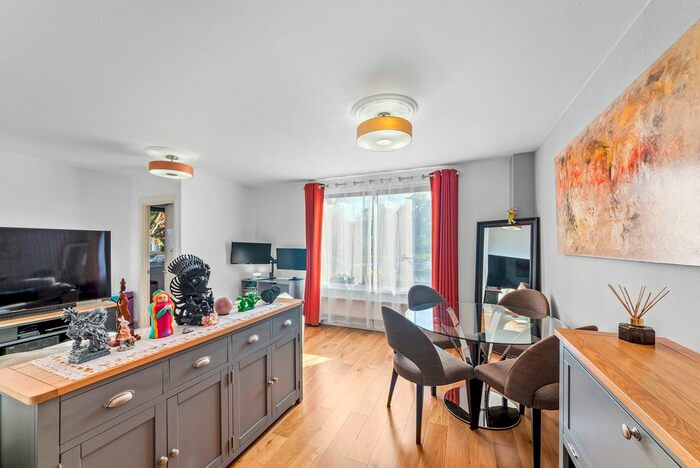 2 Bedroom Flat To Rent In Lorne Gardens, London, W11