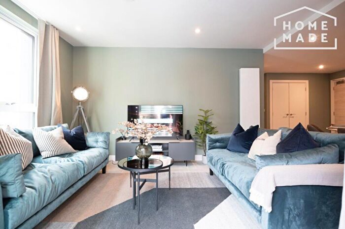 3 Bedroom Flat To Rent In New York Square, Leeds, LS2