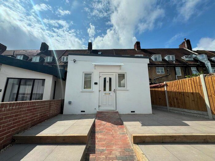 1 Bedroom Bungalow To Rent In Gold Lane, Edgware, HA8