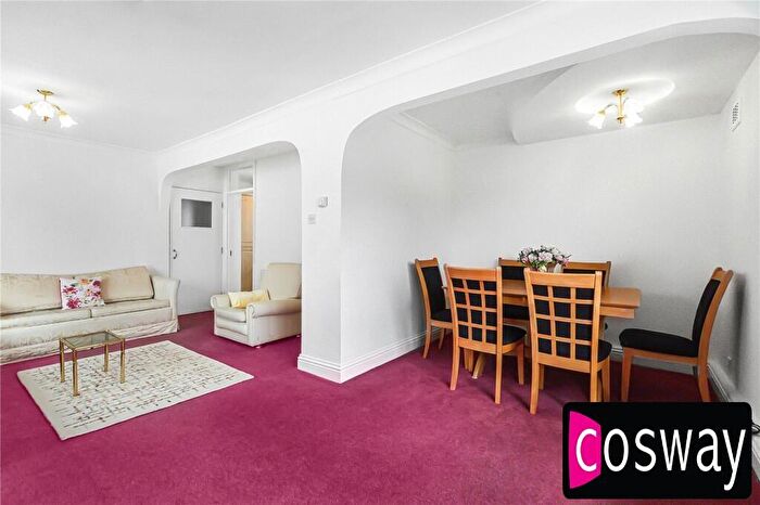2 Bedroom Flat For Sale In Holders Hill Road, Mill Hill, NW7