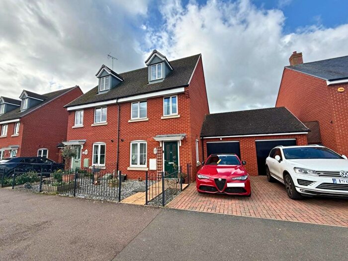 3 Bedroom Semi-Detached House For Sale In Redcurrant Avenue, Aylesbury, HP18