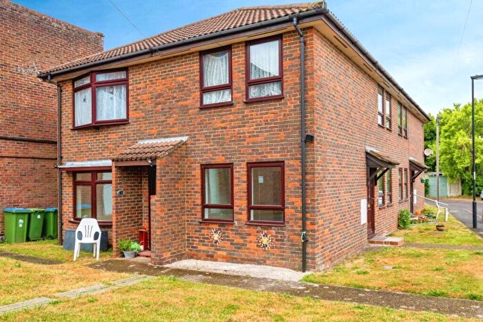 2 Bedroom Flat To Rent In Priory Close, Southampton, Hampshire, SO17