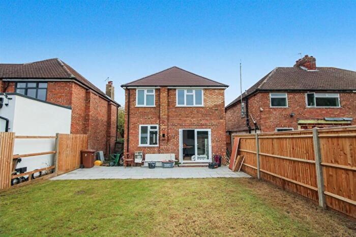 3 Bedroom Detached House For Sale In Rydes Avenue, Guildford, GU2