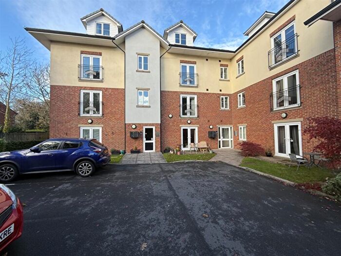 2 Bedroom Apartment For Sale In Badgers Rake, Springhead, Oldham, OL4
