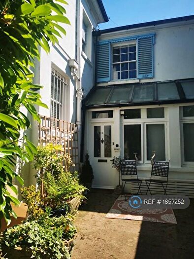 2 Bedroom Flat To Rent In Alderbourne Manor, Gerrards Cross, SL9