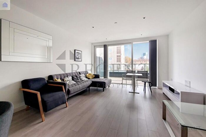 2 Bedroom Apartment To Rent In Skyline Apartments, Woodbery Down, N4