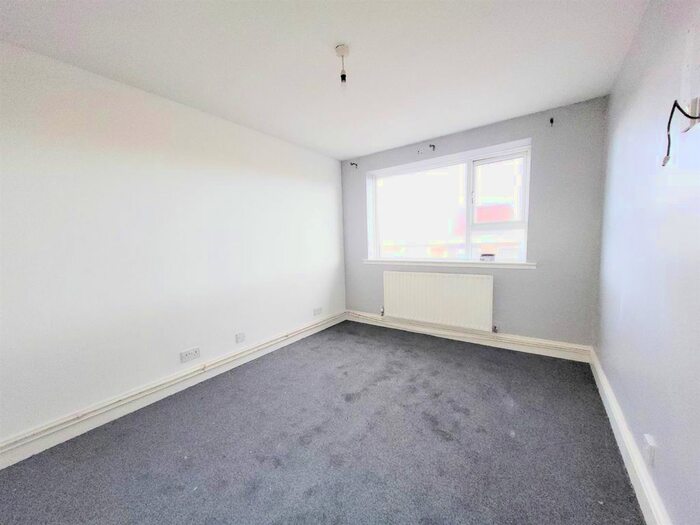 2 Bedroom Flat To Rent In Hillside Court, Downside, Strood, ME2
