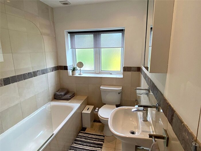 3 Bedroom Flat To Rent In Queens Road, Weybridge, Surrey, KT13