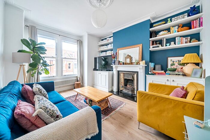 3 Bedroom Maisonette For Sale In Bickley Street, Tooting, London, SW17