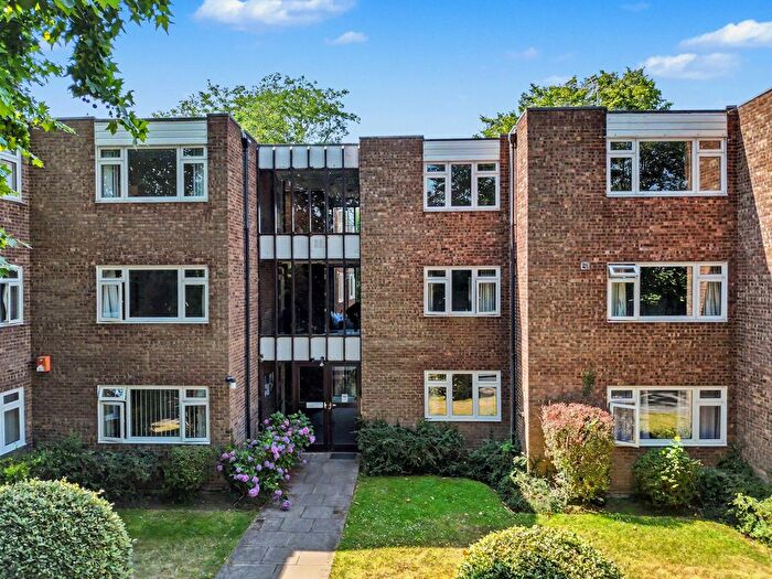 2 Bedroom Flat For Sale In Ashley Road, Walton-On-Thames, KT12
