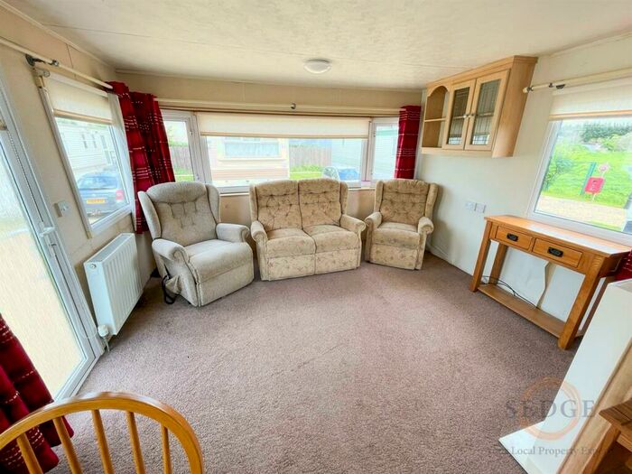3 Bedroom Mobile Home To Rent In Clay Lake, Spalding, PE12
