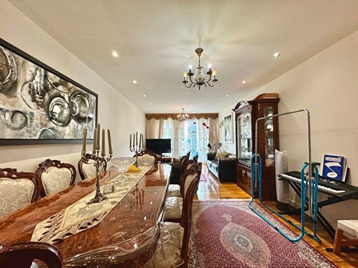 2 Bedroom Flat For Sale In Echo Court, Telegraph Avenue, London, NW9